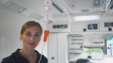 Ambulanstaki enjeksiyonla ilgilenen sağlık görevlisi.