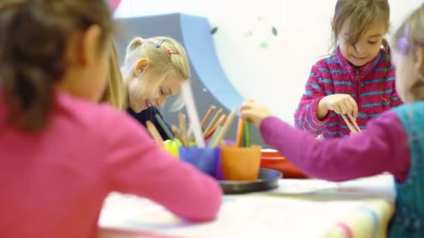 Niños en el jardín de infantes escribiendo y dibujando — Vídeos de Stock