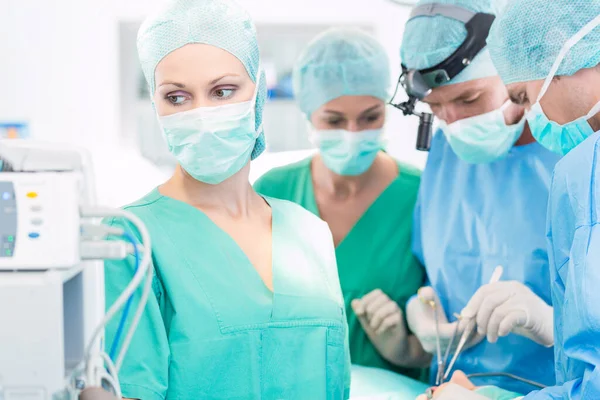 Surgeon doctors working in operation theater — Stock Photo, Image