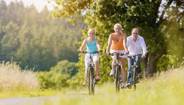 Famiglia avendo week-end in bicicletta tour all'aperto — Foto Stock