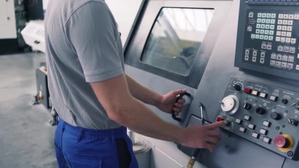 Bevoegde werknemer die CNC draaibank machine op fabrieksvloer — Stockvideo