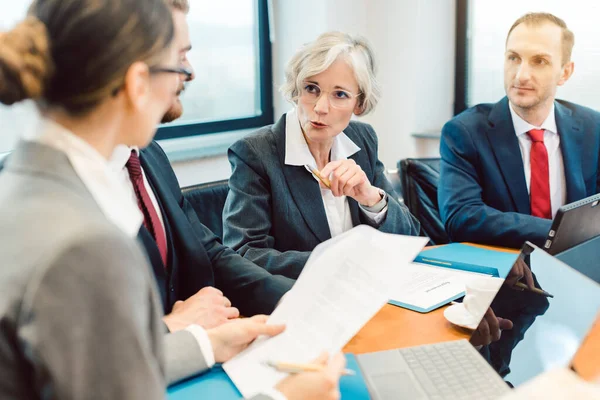 Ervaren advocaat met haar team van professionals die werken — Stockfoto