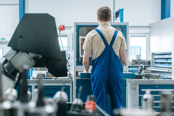 Homem trabalhando na fábrica na linha de produção semi automatizada — Fotografia de Stock