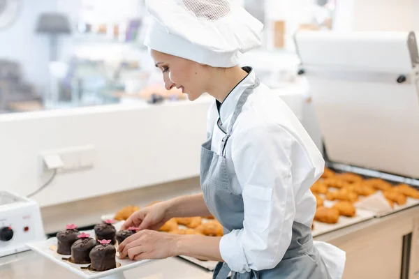 Patissier werkt aan kleine chocolade desserts — Stockfoto