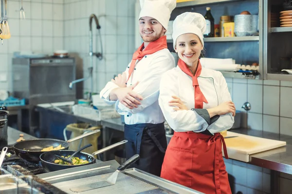 Superstolzer und cooler Koch kocht in der Küche und posiert für die Kamera — Stockfoto