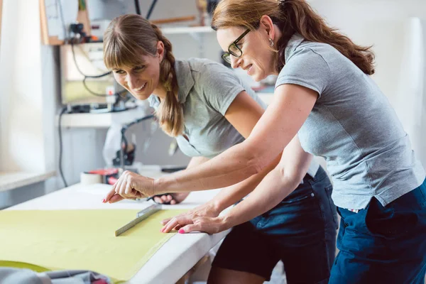 Diseñadores discutiendo un corte de tela — Foto de Stock