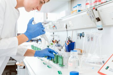 Doktor laboratuarda deney yapıyor.