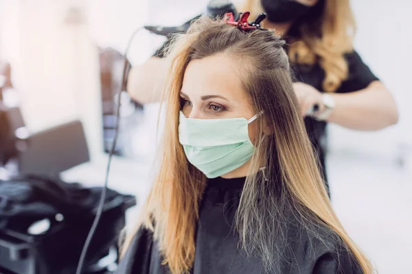 Mujer visitando a la peluquera con máscara facial —  Fotos de Stock