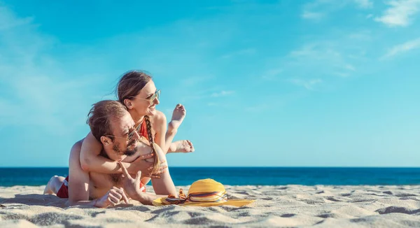 Middelbaar stel in hun zomervakantie op het strand — Stockfoto