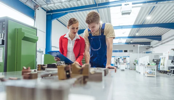 Lavoratore e responsabile della produzione durante il controllo di qualità — Foto Stock