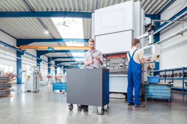 Travailleurs manufacturiers sur l'usine étant industrieux — Photo