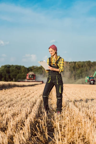 Mulher agricultora acompanhando o progresso empresarial da colheita — Fotografia de Stock