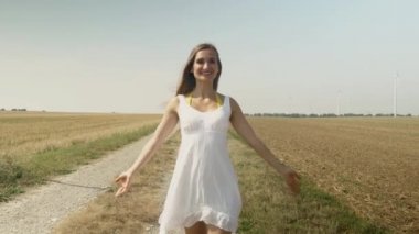 Yazın yolda yürüyen bir kadın