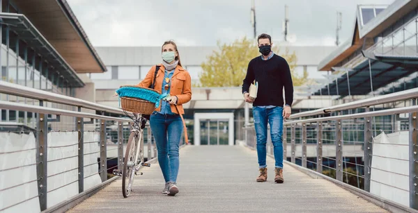 Estudantes no campus universitário usando máscaras durante a crise do coronavírus — Fotografia de Stock