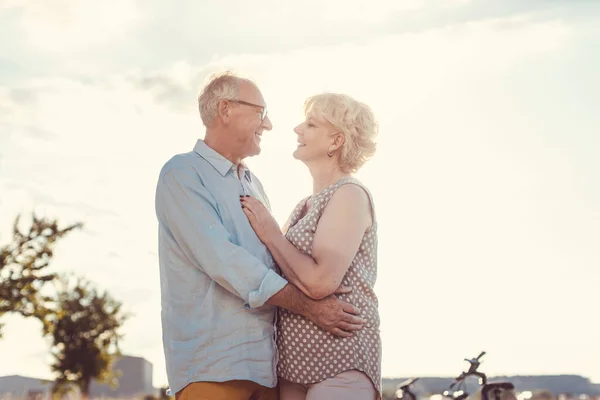 Senior Mann liebt seine Frau noch immer und umarmt sie — Stockfoto