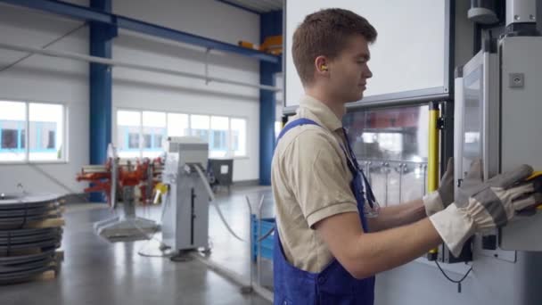 Scène de l'industrie avec travailleur utilisant des machines à cintrer métalliques — Video