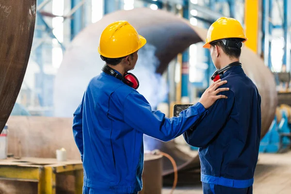 Experto verificando la calidad de las calderas fabricadas — Foto de Stock