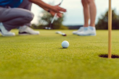Golf sahasında bir kadına nasıl...