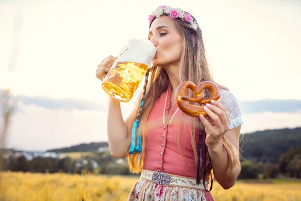 Mujer con ropa tradicional bebiendo cerveza en Baviera — Foto de Stock