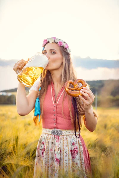 Mulher de roupa tradicional bebendo cerveja na Baviera — Fotografia de Stock