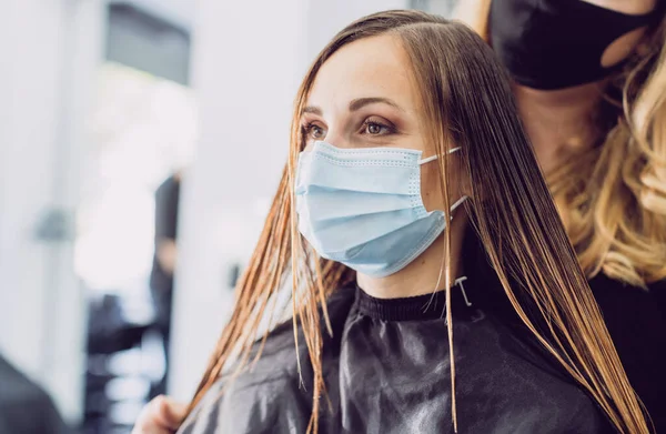 Peluquería y cliente durante la pandemia de covid-19 — Foto de Stock