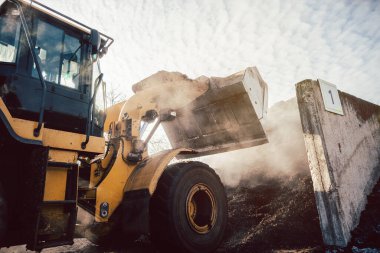 Buldozer daha sonra gübre olarak kullanmak üzere biyokütle biriktiriyor