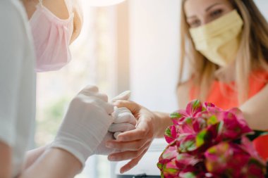 Covid-19 sırasında manikürcüde manikür