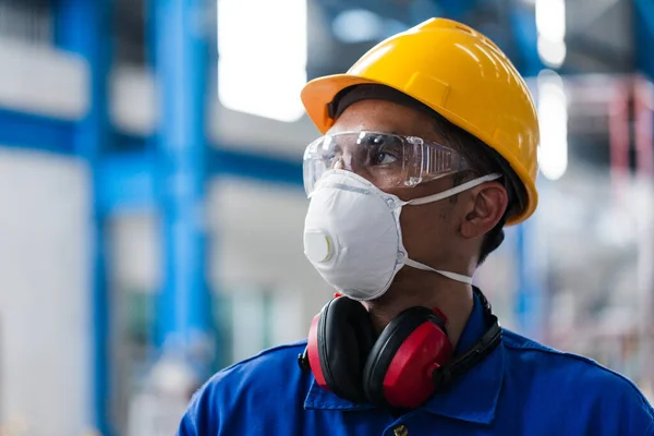 Trabalhador asiático qualificado com máscara protetora — Fotografia de Stock