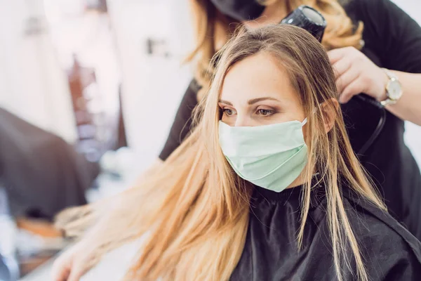 Friseur und Kunde warnen vor Gesichtsmaske während Pandemie — Stockfoto