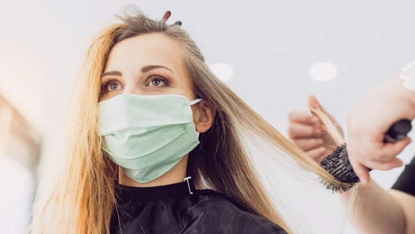 Frau mit Gesichtsmaske beim Friseur — Stockfoto