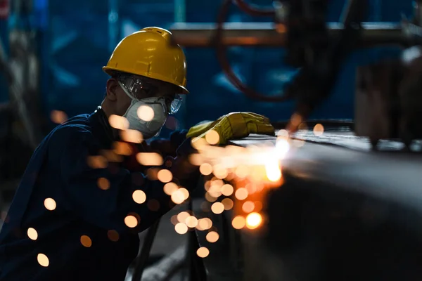 Trabalhador asiático usando cortador de plasma CNC — Fotografia de Stock