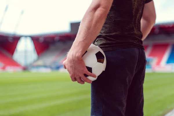 Jugador de fútbol con balón en el estadio esperando a que comience el partido —  Fotos de Stock