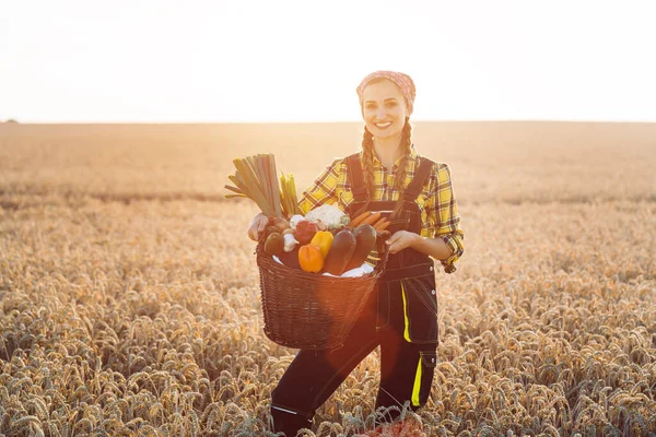 Mujer llevando canasta con verduras sanas y producidas localmente — Foto de Stock