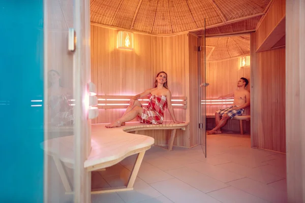 Femme et homme dans le sauna — Photo