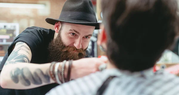 Primer plano del barbero con su cliente cortándose la barba —  Fotos de Stock