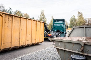 Geri dönüşüm merkezinde atık yüklü kamyon konteynırı