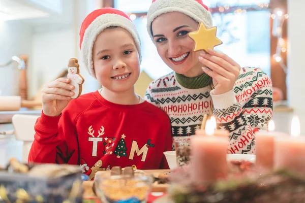 Семья на кухне веселится, делая эти вкусные рождественские печенья — стоковое фото