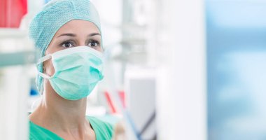 Doktor ya da hemşire kalp monitörüyle ameliyathanede.