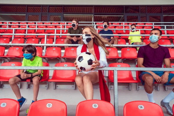 Rajongók maszkok alatt covid-19 futball stadion távolság — Stock Fotó