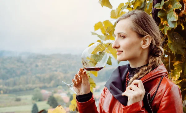 Vrouw met wijnproeverij in wijnmakerij — Stockfoto