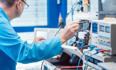 Bir donanım ürününde elektronik mühendisleri sorun çıkarıyor.