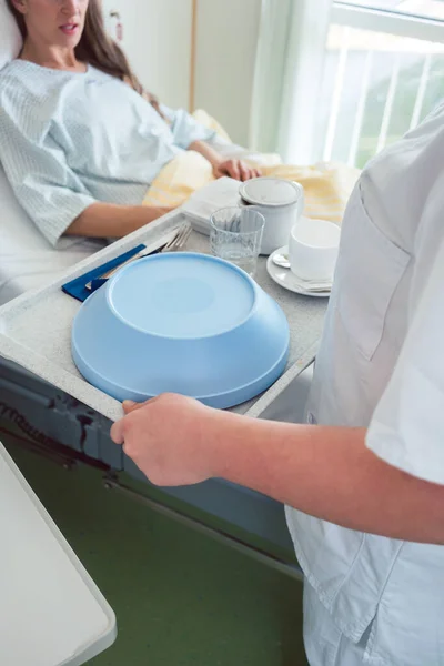 Krankenschwester serviert einem Patienten im Bett Essen im Krankenhaus — Stockfoto