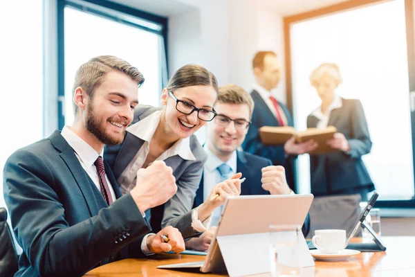 Ondernemers op zoek naar een aantal die ze lijken te willen — Stockfoto