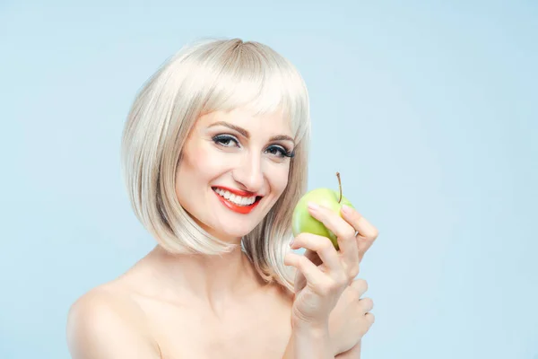 Piękna kobieta jedząc zielone jabłko do odchudzania — Zdjęcie stockowe