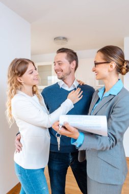 Emlakçı kadın yeni kira kontratının detaylarını dolduruyor.