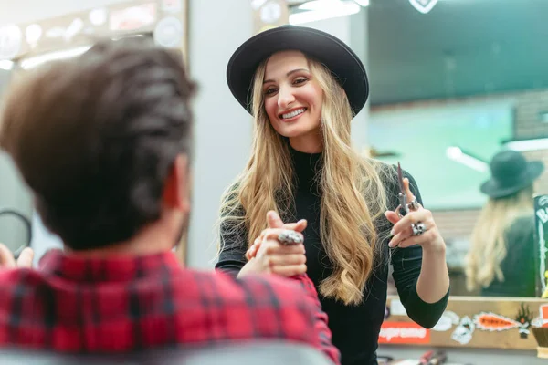 Mulher Barbeiro ou cabeleireiro apertando as mãos com o cliente — Fotografia de Stock