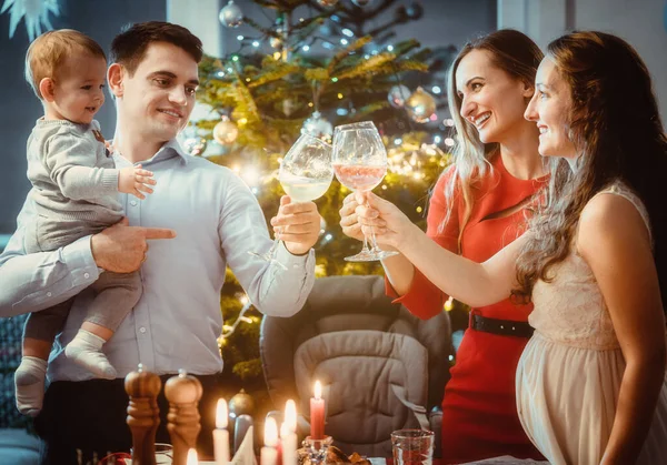Familia y amigos bebiendo vino en Nochebuena —  Fotos de Stock