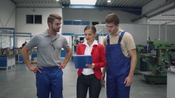 Trabajador y gerente en planta de fábrica discutiendo las especificaciones del producto — Vídeos de Stock