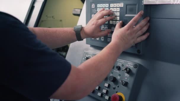 Jovem trabalhador máquina de torno de programação na fábrica — Vídeo de Stock