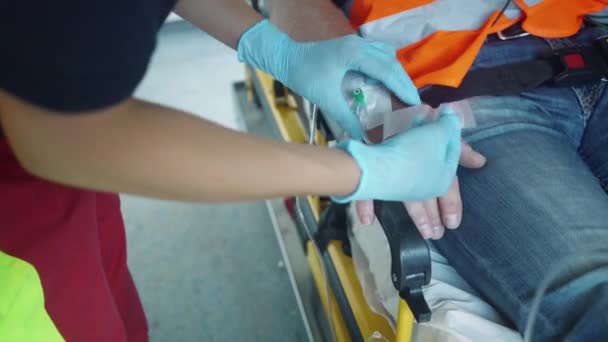 Notarzt verabreicht Injektionsnadel im Rettungswagen — Stockvideo